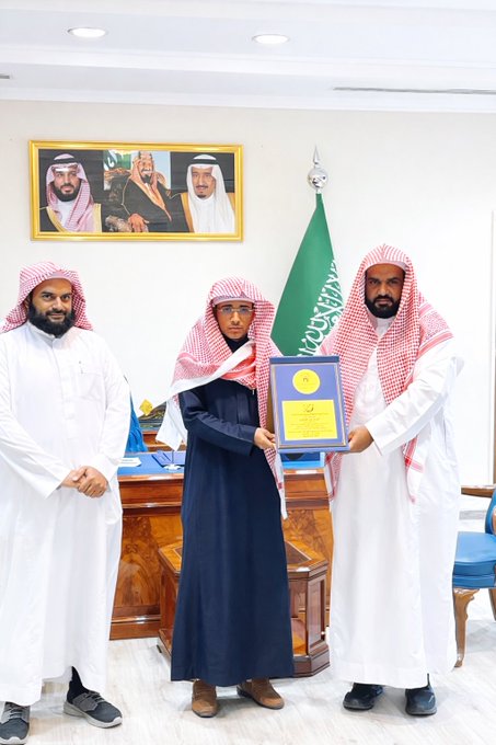 تتقدم كليةالشريعة بالجامعة الإسلامية بالمدينة المنورة بخالص التهنئة لابنها الطالب/ أنس بن علي المطيري بمناسبة فوزه بـجائزة خادم الحرمين الشريفين الملك سلمان بن عبدالعزيز لحفظ القرآن الكريم وتلاوته وتفسيره